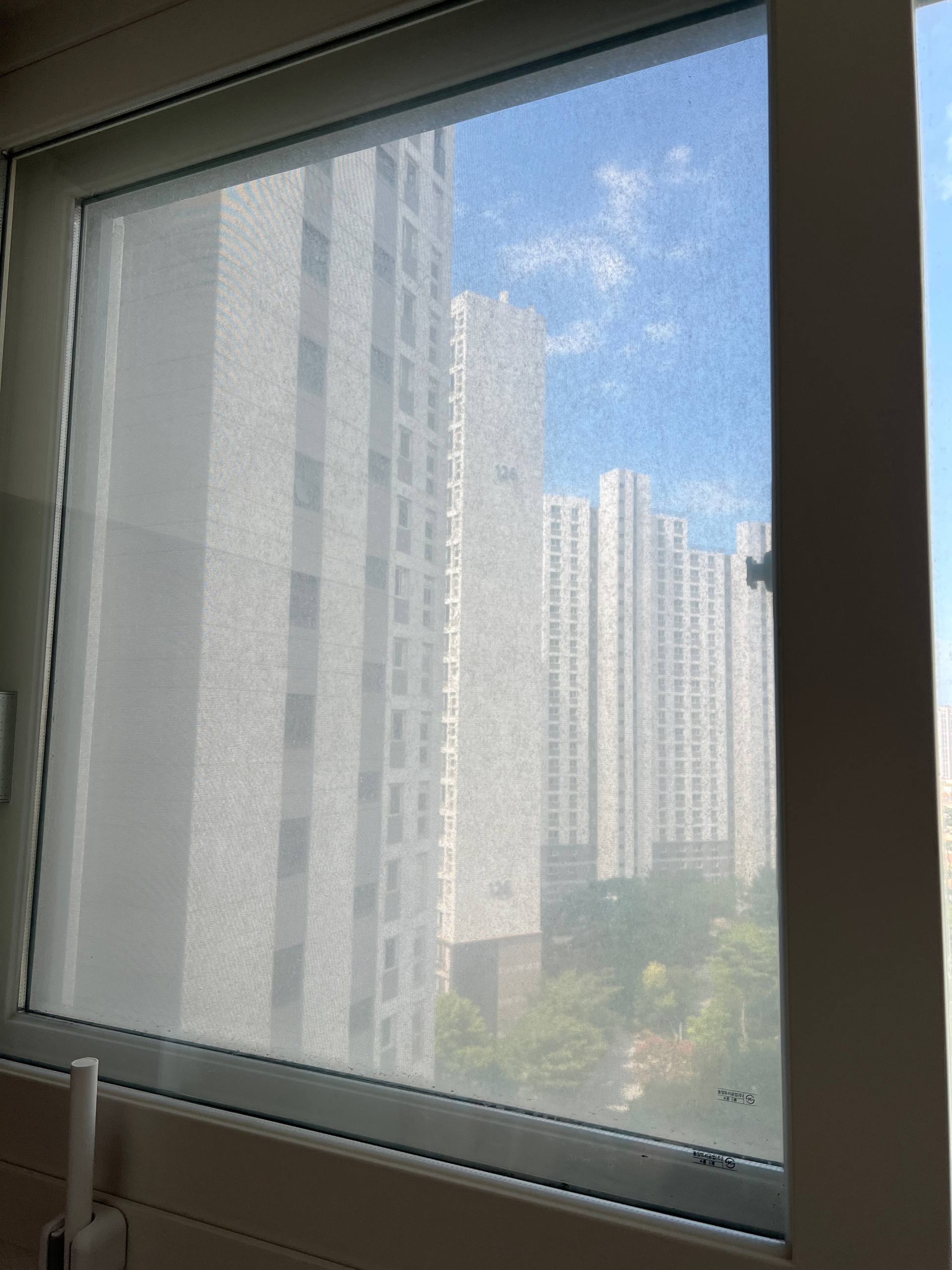 인천 용현동 SK스카이뷰 유리창청소 후기|로봇청소기로 안 지워진 외창 물때 제거